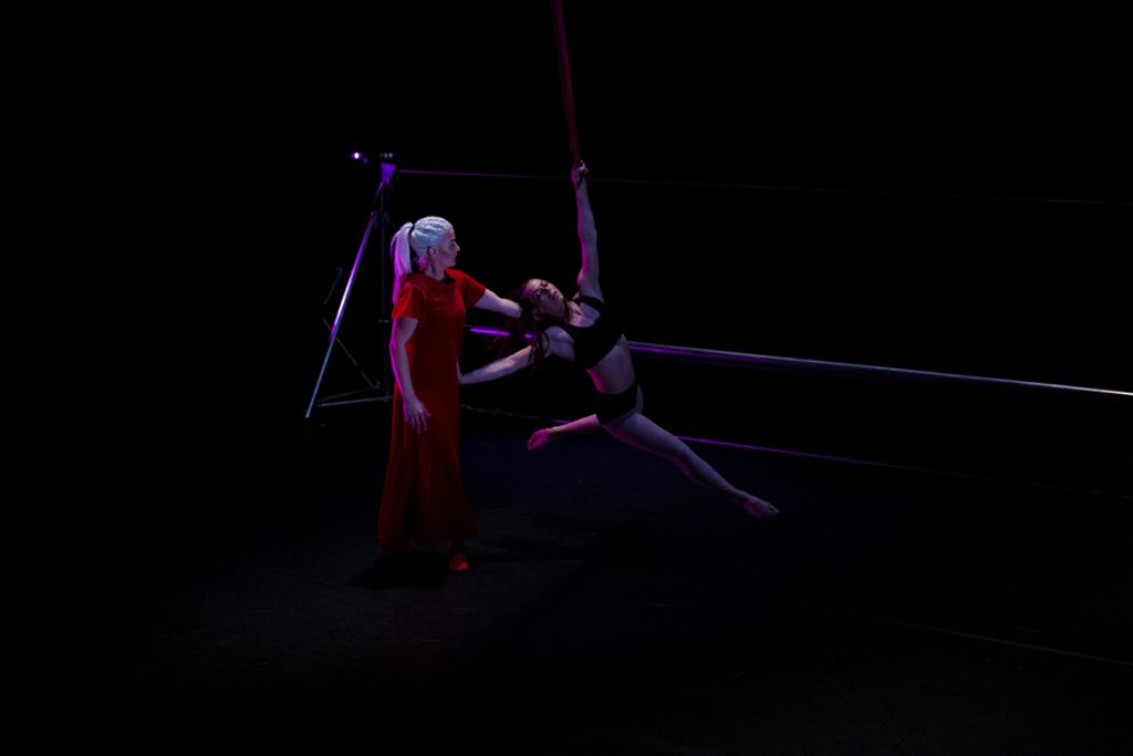 Lola contemporary circus © Heidi Honka
