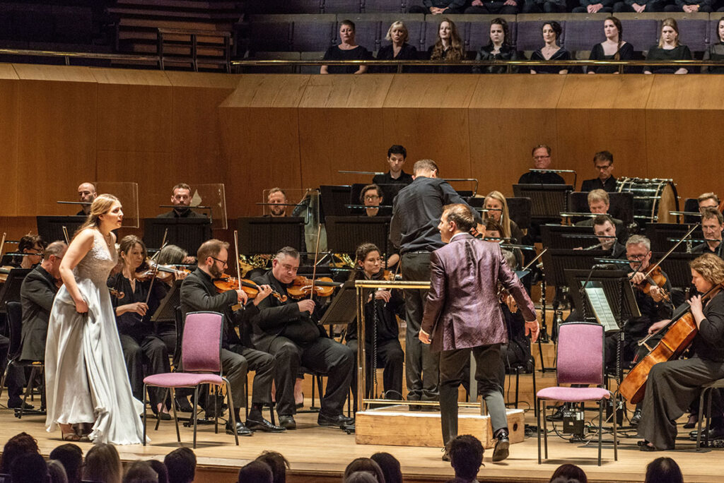 Sophia Theodorides as Leïla and Nico Darmanin as Nadir with the Orchestra and Chorus of Opera North, conducted by Matthew Kofi Waldren. Photo credit: Charlotte Wellings