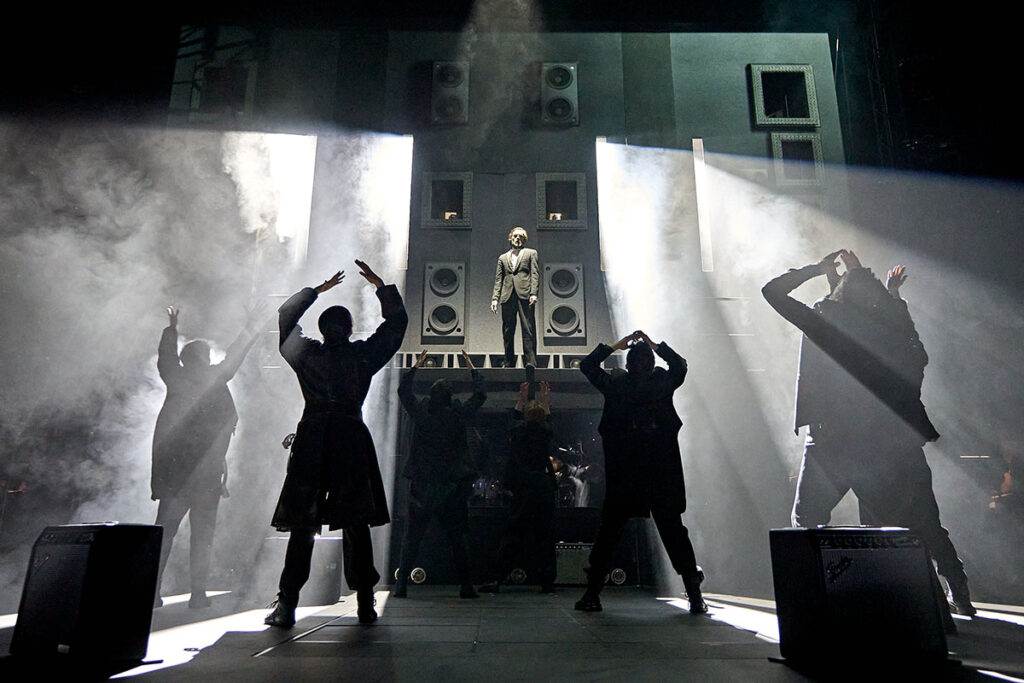 (Centre of shot) Paul Hilton (Claudius) and the cast of Hamlet Hail to the Thief (Photo by Manuel Harlan)